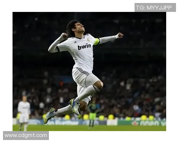 世界著名足球明星身材特点与训练方法的深入分析与探讨