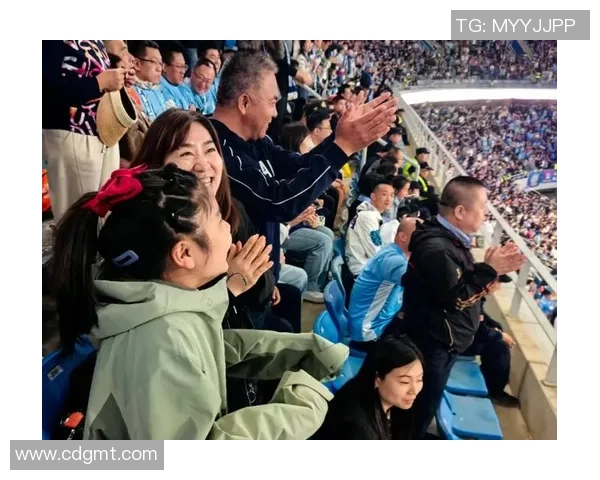 李亚鹏足球之路：从明星到球迷的热爱与坚持